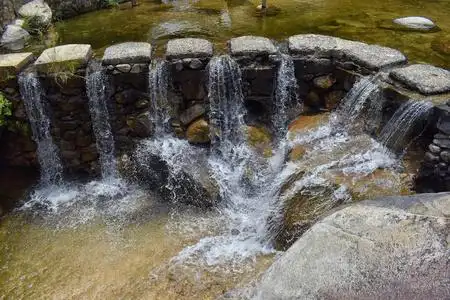 从乡村小村公路到埃尔登的丛林河流和瀑布景观,由巴利亚塔墨西哥,那里