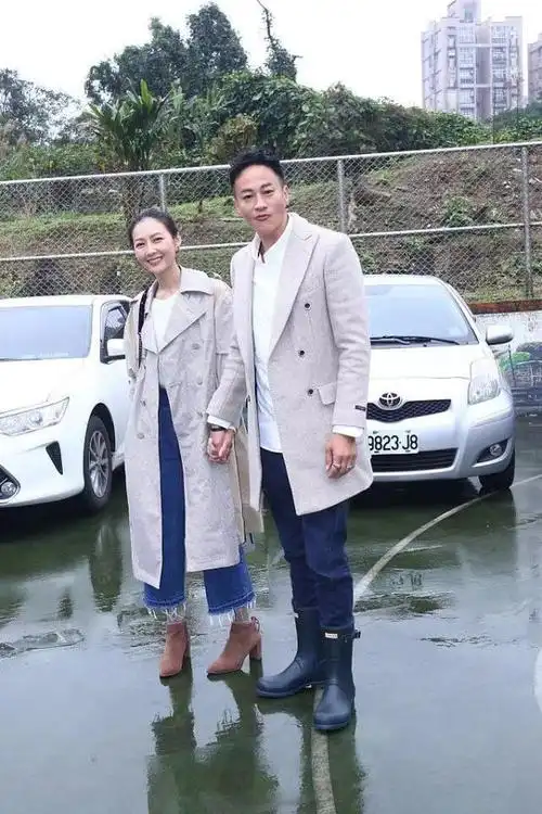 何润东一家四口罕同框柜姐妻子好有明星相妈妈打扮好阔气