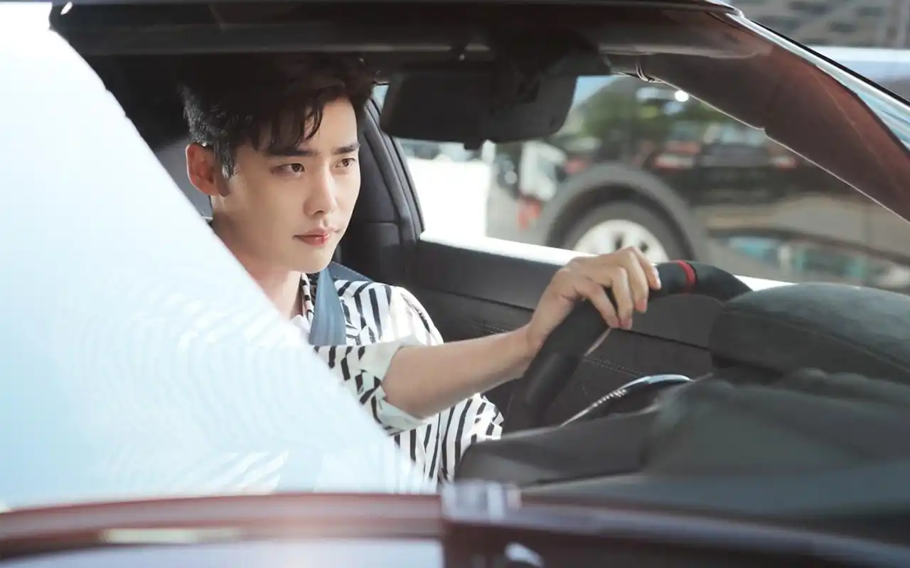 韩剧《w两个世界》李钟硕韩孝周剧照图片桌面壁纸