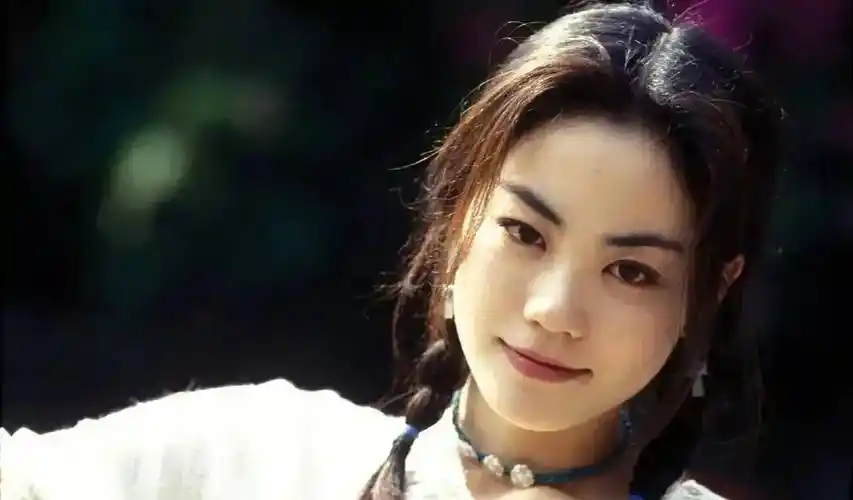 年轻时的王菲穿镂空白毛衣配麻花辫,清纯甜美,清新_造型_气质_天后