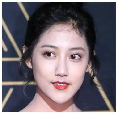 当红女星大头照迪丽热巴脸上凹凸最美的还是关晓彤