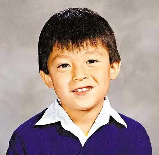 和很多圈内的明星相识,所以陈冠希从小就接触过成龙,周润发,张国荣