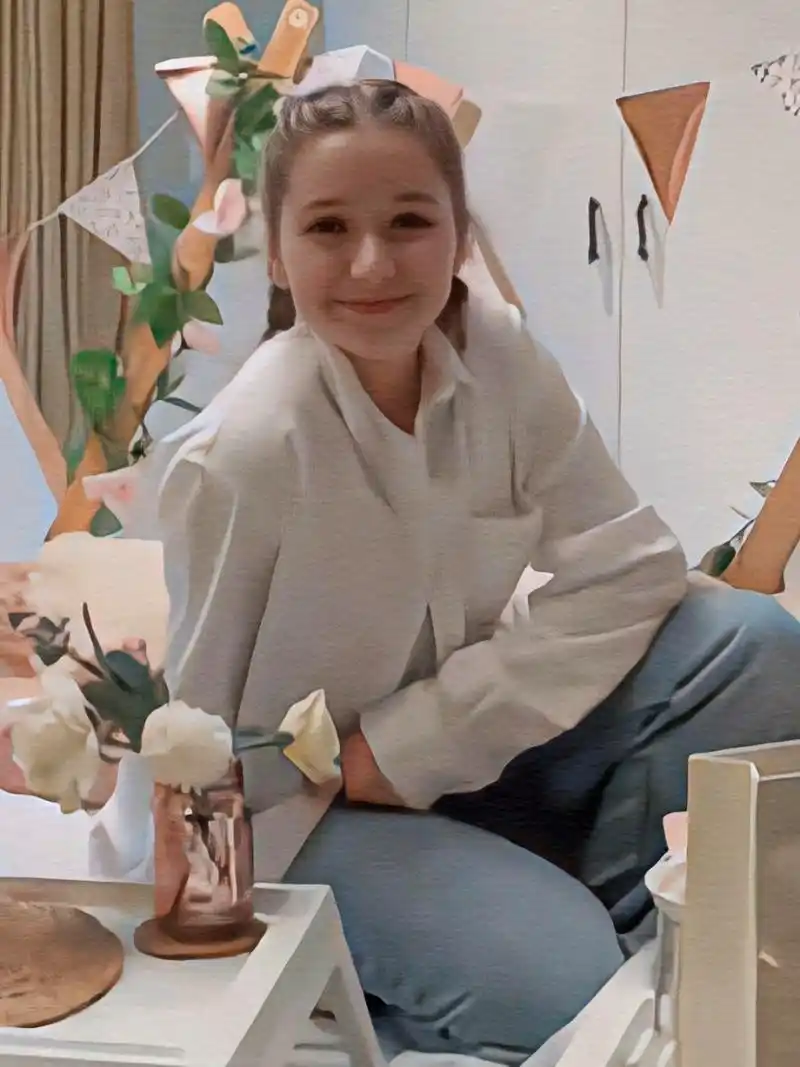 贝克汉姆女儿小七近照  金发碧眼白皮肤,依旧甜美可爱,很像一个大型