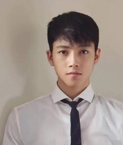 适合在夏季剪的男生发型5:男生一款高度帅气的露额发型是绝对少不了的