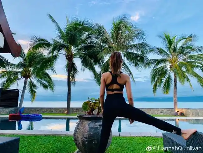 昆凌晒海岛度假照身材大好白色浴袍配纯黑墨镜显气场