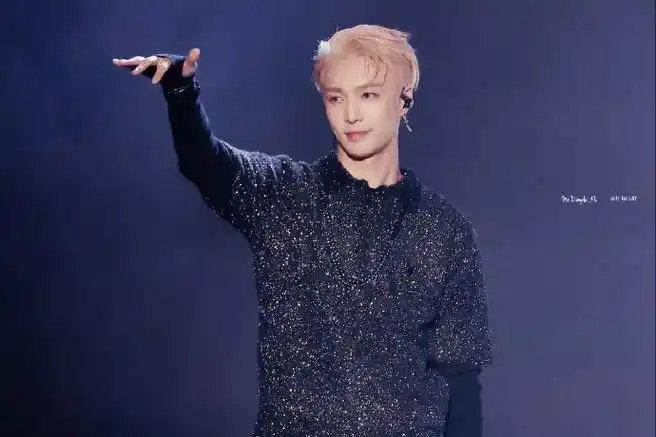 舞台游刃有余,背头亮钻毛衣好帅  现场还教lauv说韩语#张艺兴lauv