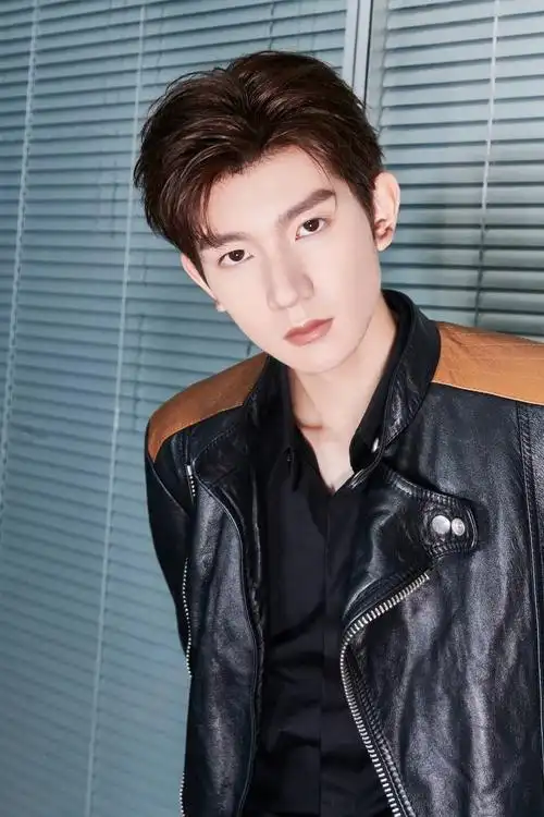 王源最新写真长腿抢眼朋克风造型酷帅十足