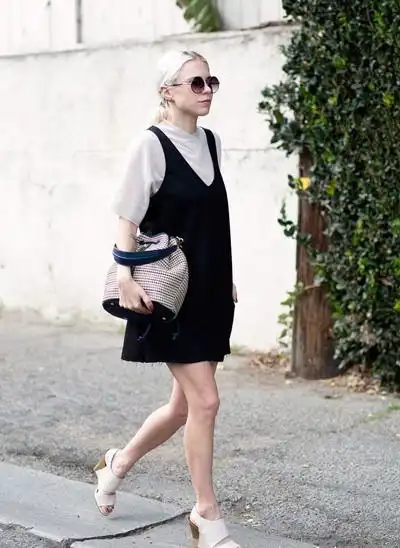 夏日穿衣搭配技巧示范 高能坡跟凉鞋轻松穿出大长腿