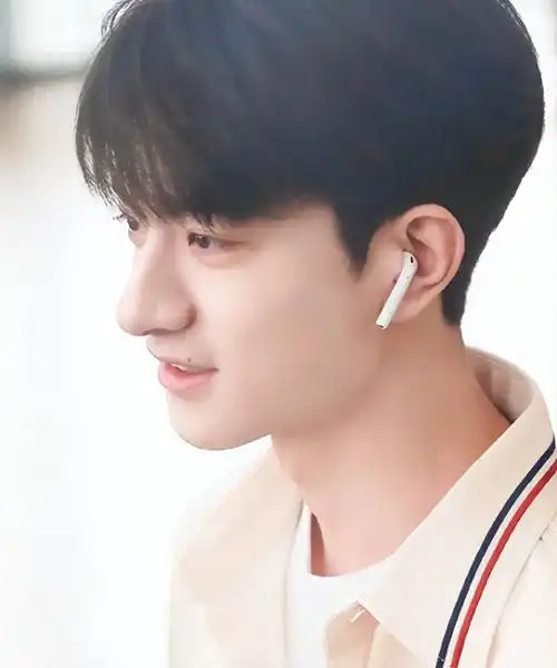 林一,是一个以出演青春剧《致我们暖暖的小时光》一炮走红的年轻演员.