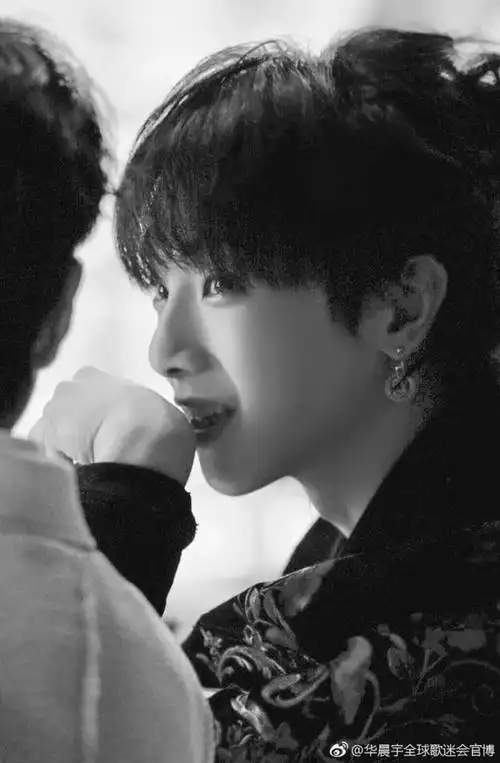 华晨宇的神仙侧颜:有一种美,叫无法抗拒