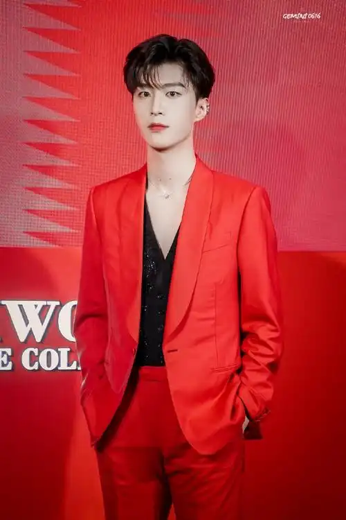 范丞丞梦里等你##范丞丞红色西装造型