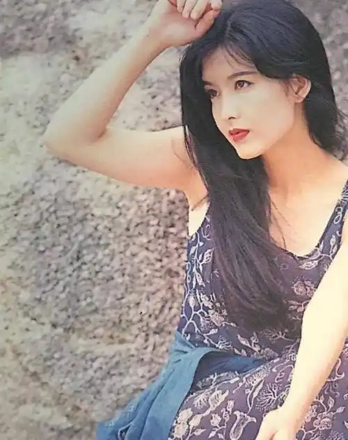 周慧敏晒出自己年轻时候照片,打扮时尚发量浓密,网友大赞真女神_女