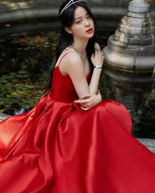 欧阳娜娜一袭红色礼服头戴皇冠是公主了