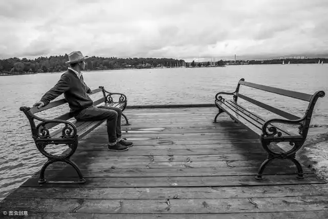 你不知何时习惯在凳子上一个人坐一会,或者在车里一人安静的呆上半天