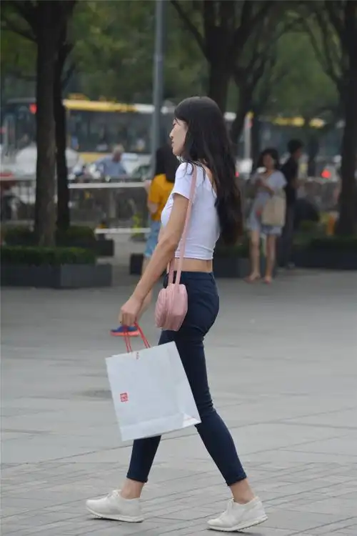 紧身牛仔裤搭配运动鞋,苗条身材姑娘,穿出青春靓丽气息