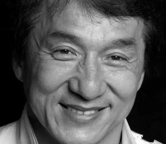 成龙被失误小演员一脚踢出表情包,表情痛苦却强装镇定,如此敬业的明星