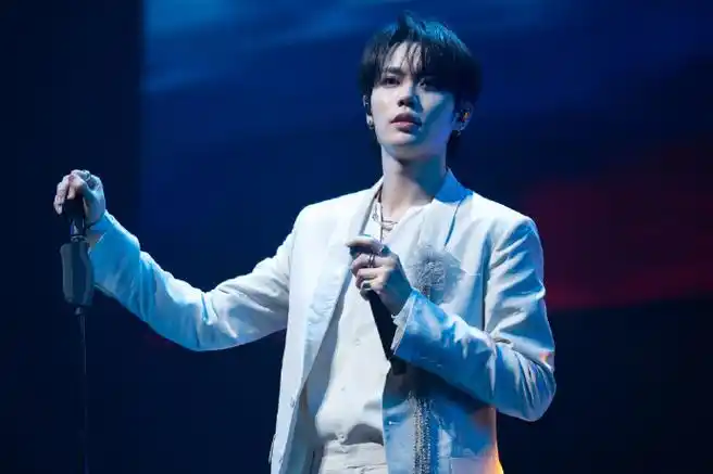 林彦俊舞台剧照放送ing白西装少年手持话筒在舞台上唱响热爱!