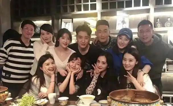 杨幂和北影同学合照颜值出挑,竟如同两代人,我承认她是真少女_毕业