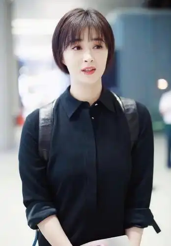 剪了短发的女神蒋欣,气质清新又减龄,少女感十足!