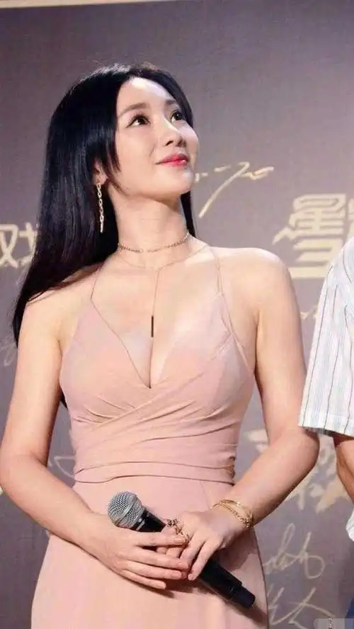 柳岩身材好就是敢穿,粉色吊带鱼尾裙凹凸有致,微胖也能美出圈