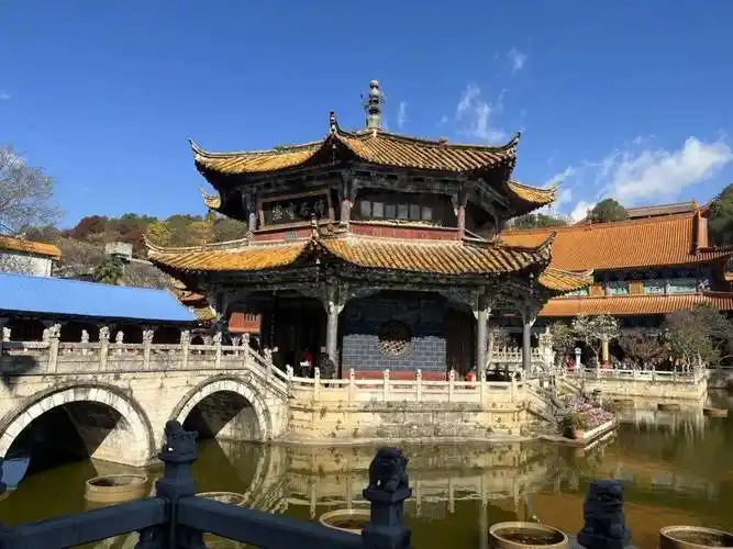 在圆通寺的"圆通胜境"牌坊上,有木雕的八洞神仙,南极仙翁,福禄寿三星