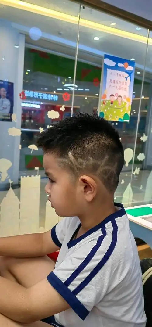 可爱小男孩发型图片大全,15款时尚有型的最帅气小男孩发型