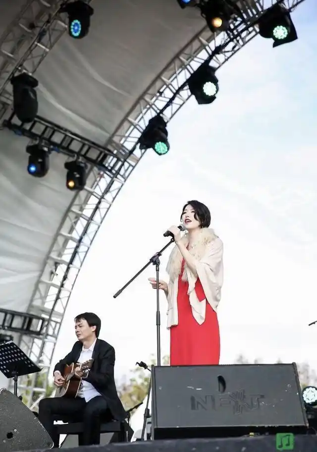 李亚鹏新女友穿吊带唱歌锁骨杀太性感单手撩发比王菲还有范