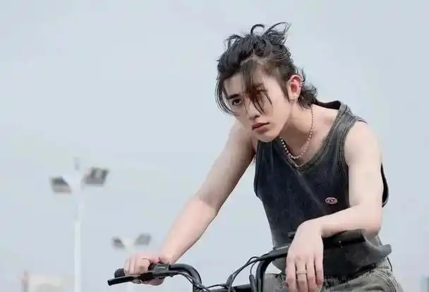 蔡徐坤这肌肉,是练出来的还是瘦出来的?