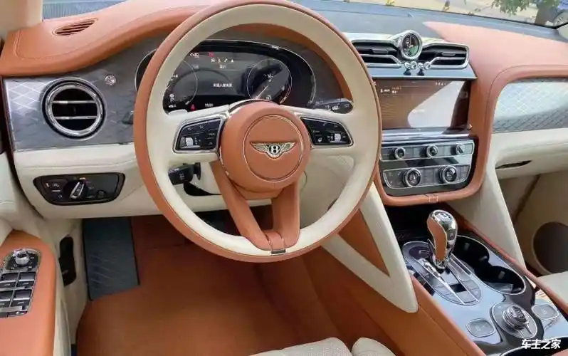 2022款宾利添越野车suv添越内饰部分,新款宾利添越在中央仪表板,方向