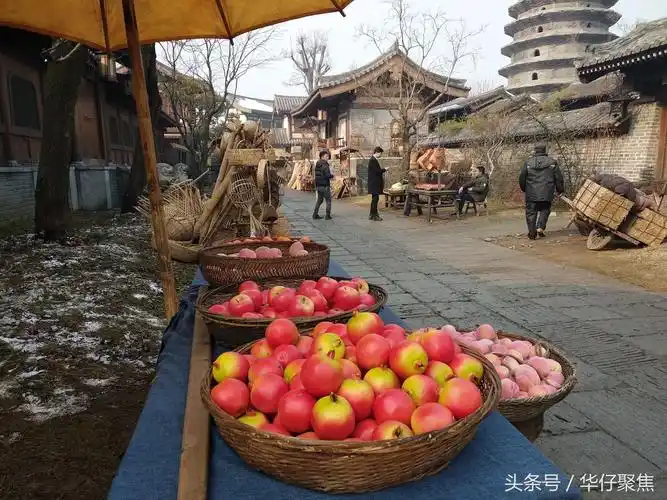 剧组拍戏道具逼真,草鞋砍刀洗骨水,古代集市场景大剧透