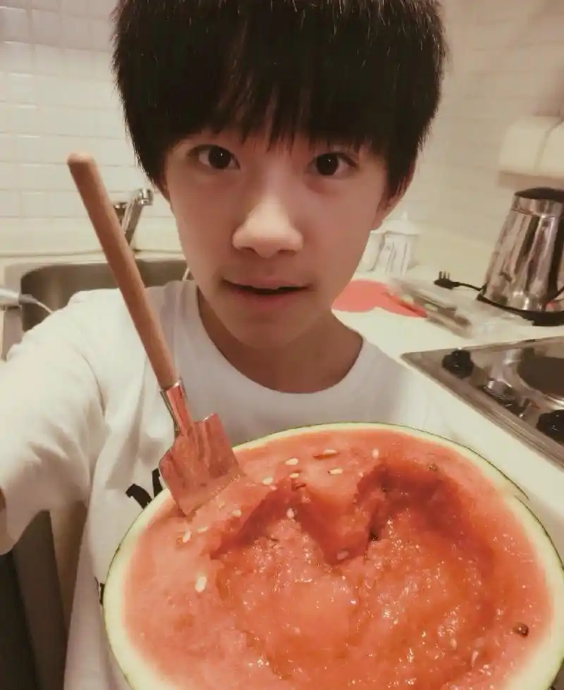 小时候的易烊千玺究竟有多萌?看到他的第一眼就沦陷了!