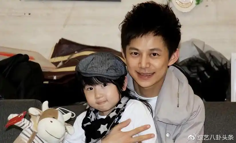 何炅48岁生日太冷清被传与大3岁王菁隐婚多年还生了个儿子