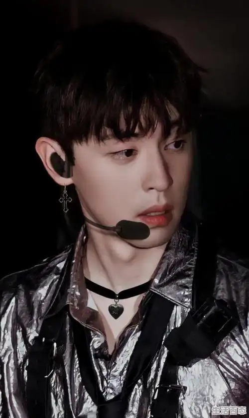 邓伦是凤凰,灯泡是苗族人称美女的意思,苗族有见证爱情的凤凰古城