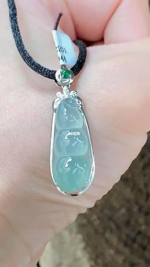 翡翠18k白金镶嵌四季福豆水润冰透