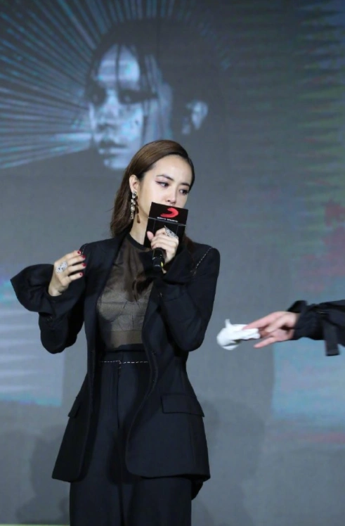 蔡依林太会穿了,黑色西装内搭透视装,又酷又辣,气场很强!_腾讯新闻