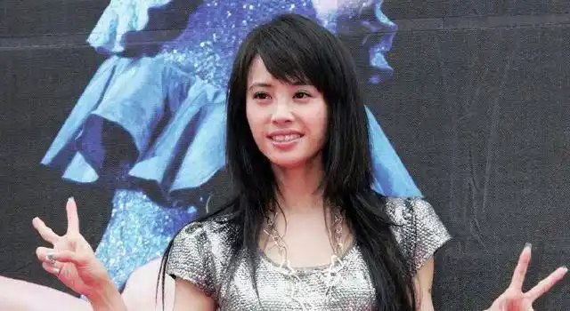 蔡依林11年前旧照被挖出!「金葱装 鱼口鞋」网友:品味不忍直视