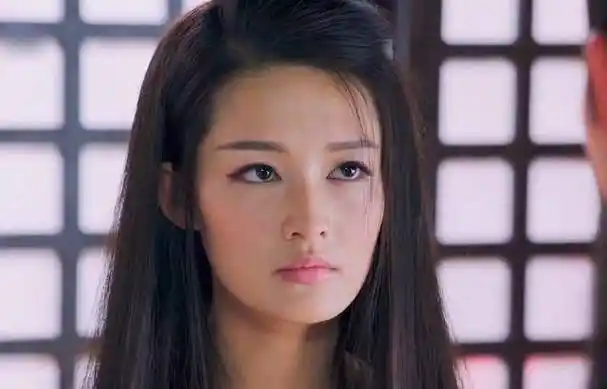 黑化之后的元淳(李沁),从眼神中就能感受其内心的可怕.