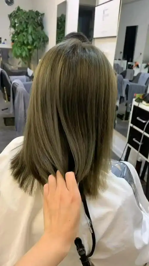 青木亚麻色头发超自然很显白,黄皮妹子可以染这个头发