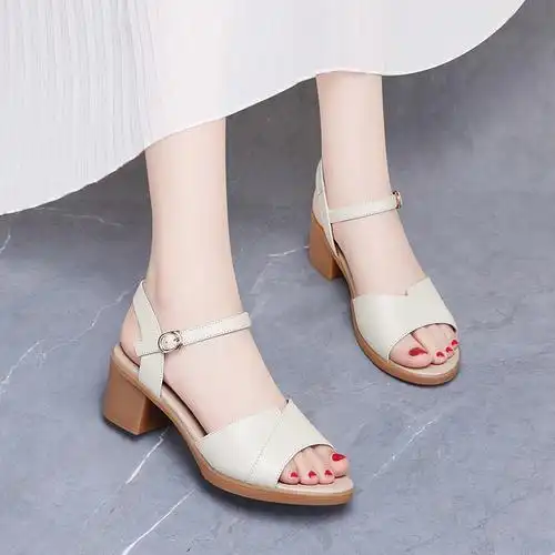 真皮凉鞋女士白色粗跟夏季时尚百搭裸色不累时装凉鞋