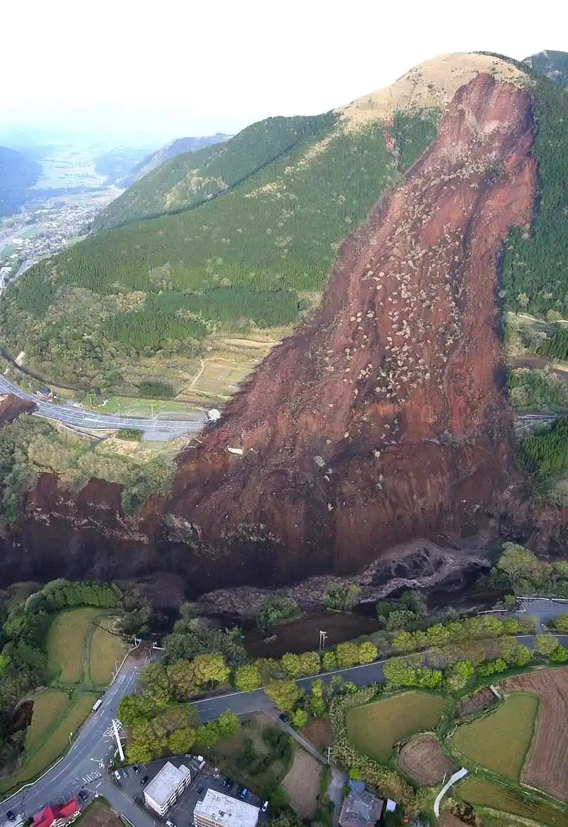 贵州水城县山体滑坡21幢房屋被埋遇难人数上升为11人