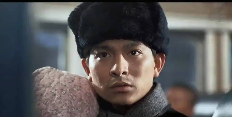 此时的刘德华已凭借《投奔怒海》《神雕侠侣》等影视作品声名鹊起