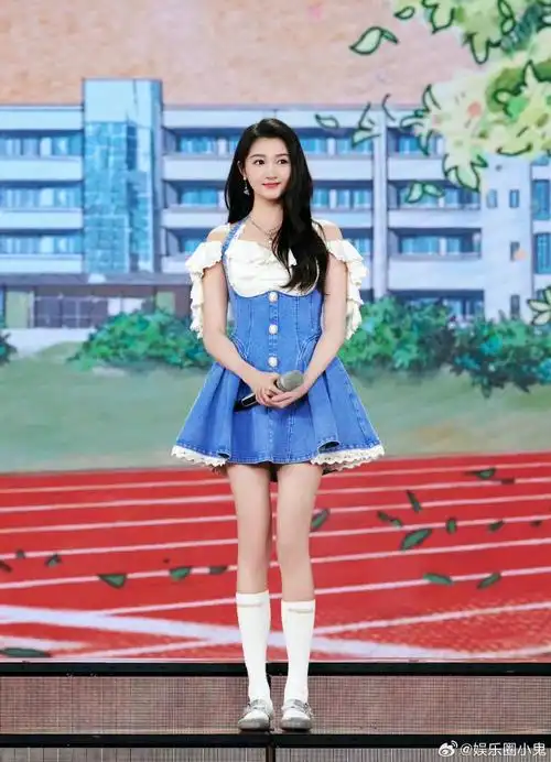 青春正当时,今晚关晓彤一身牛仔短裙出席活动,太飒了.#关晓彤牛仔裙