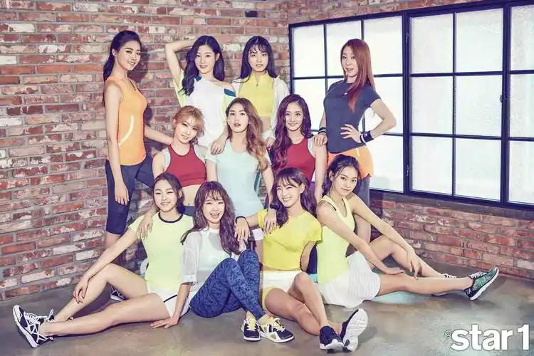 i出道后获得了相当高的关注度,曾被韩国媒体称为「国民女团」,在短短