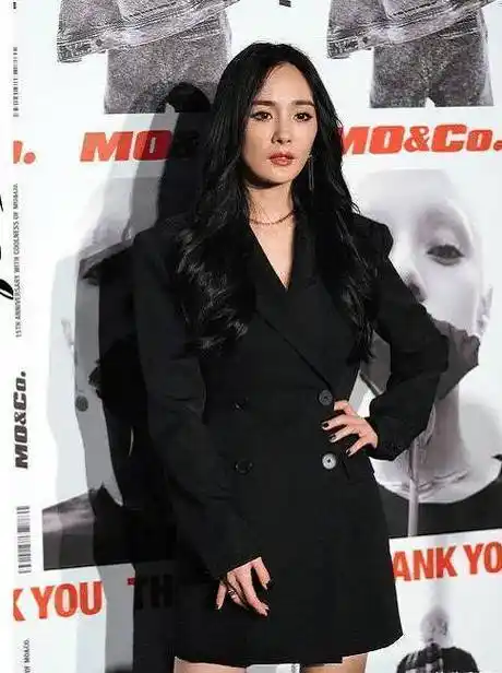 原创杨幂欧阳娜娜相差14岁同样都是化浓妆穿西装不是年轻就能赢