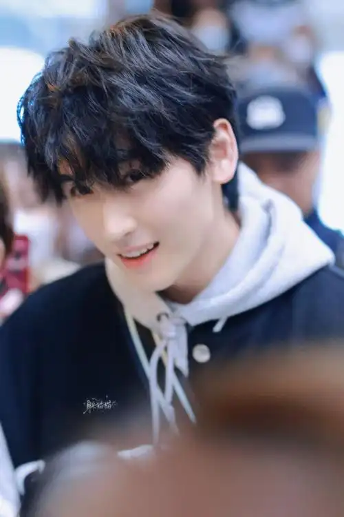 黄俊捷机场生图