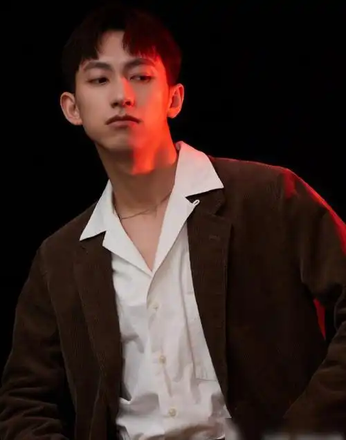 李庚希俞彬抽烟被拍扔烟头引争议,与《小欢喜》乖乖女形象大不同_网易