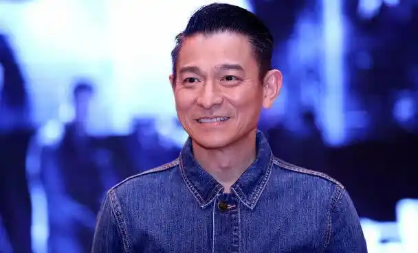 刘德华穿丝绒款西装,搭丝绒款休闲裤,裤脚卷上去一截变时髦!