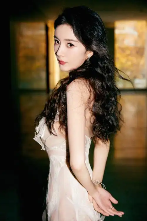 杨幂芭莎蕾丝纱裙造型#杨幂超话亮相时尚芭莎设计大赏,上身iris van