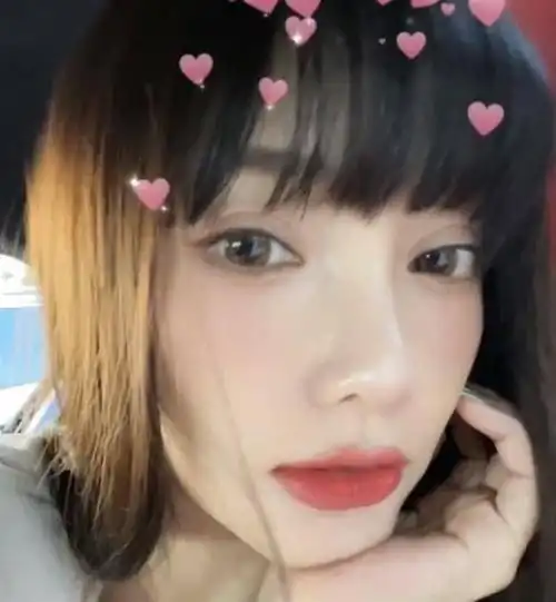 你认为最美瓜子脸女明星是谁呢?有人说到了杨幂,也有人说到了杨颖.