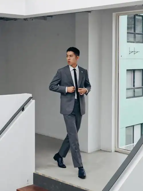 正装穿搭穿灰色西装的男人你打几分